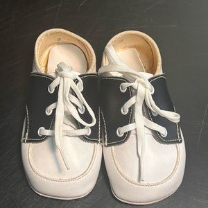 Saddle shoes for infants